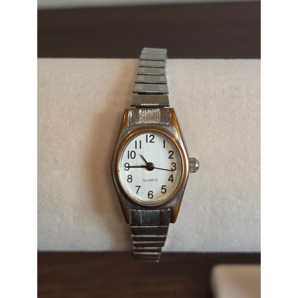 Two Tone Quartz Watch Oval White Dial Expansion Band PC21 Japan Movement
